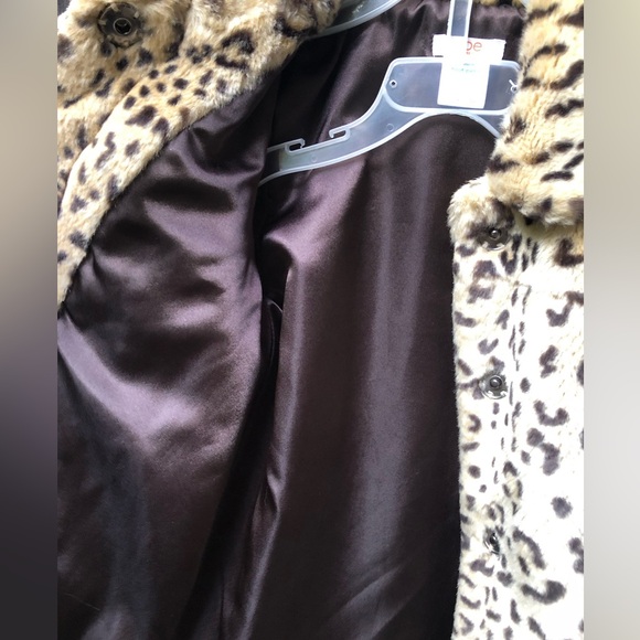 Girl’s Faux Fur Leopard Coat Size 3! ✨ - Picture 3 of 6